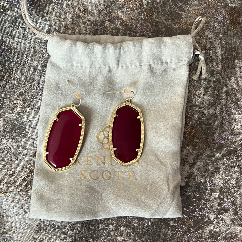 Kendra scott Elle drop Earrings. Burgundy stone.